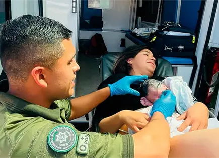 Socorristas de Pozos ayudan a madre en parto