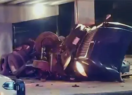 Video | Cae tr&aacute;iler de puente en la 57; el chofer desaparece