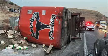 Tr&aacute;iler cargado con mayonesa vuelca en la 57