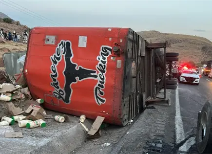 Tr&aacute;iler cargado con mayonesa vuelca en la 57