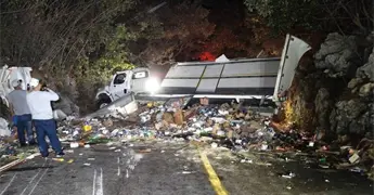 Vuelca cami&oacute;n de abarrotes en carretera El Naranjo