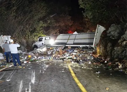 Vuelca cami&oacute;n de abarrotes en carretera El Naranjo