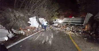 Cami&oacute;n cargado con abarrotes acaba volcado