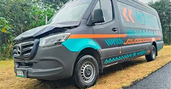 Choca camioneta de transporte con tr&aacute;iler