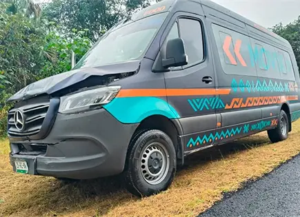 Choca camioneta de transporte con tr&aacute;iler