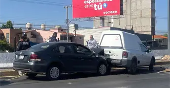 Choque por alcance en Salvador Nava; solo da&ntilde;os materiales