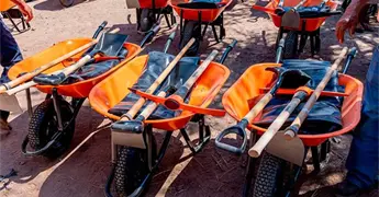 Dona el Ayuntamiento carretillas a ladrilleros