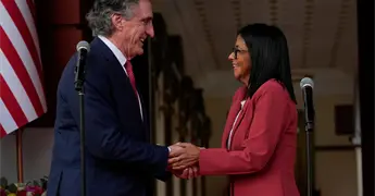 Doug Burgum anuncia garant&iacute;as de seguridad para miner&iacute;a en Venezuela