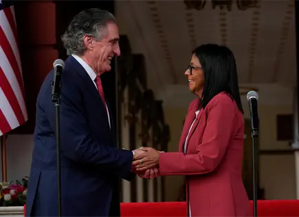 Doug Burgum anuncia garant&iacute;as de seguridad para miner&iacute;a en Venezuela