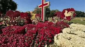 Tumba de El Mencho, entre coronas y rosas con figuras de gallo
