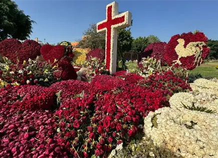 Entre coronas y rosas con figuras de gallo la tumba de El Mencho
