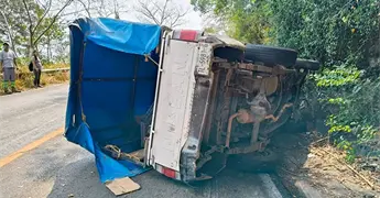 Matrimonio sufre accidente en la Carr. libre Valles-Rioverde