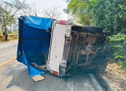 Matrimonio sufre accidente en la Carr. libre Valles-Rioverde