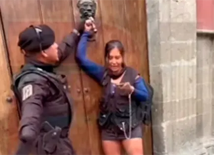 Periodista potosina se encadena en Palacio Nacional