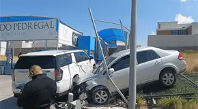 Pierde el control y choca contra camioneta en Av. Chapultepec