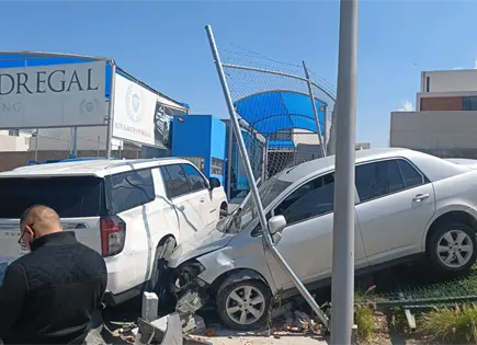 Pierde el control y choca contra camioneta en Av. Chapultepec