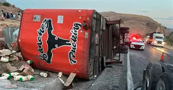 Vuelca tr&aacute;iler en la &acute;57 al quedarse sin frenos