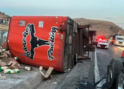 Vuelca tr&aacute;iler en la &acute;57 al quedarse sin frenos