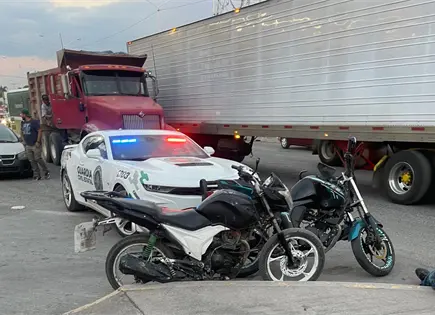 Cami&oacute;n arrolla a motociclista