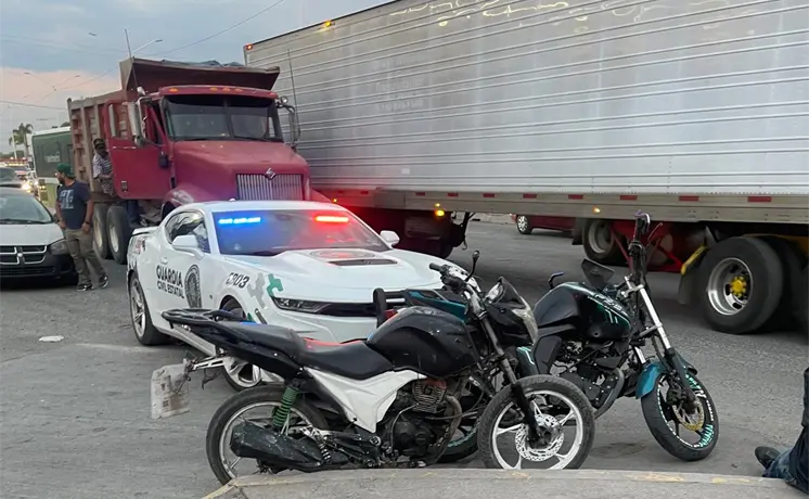 Cami&oacute;n arrolla a motociclista