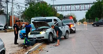 Chocan veh&iacute;culos; mujer sufre varias lesiones