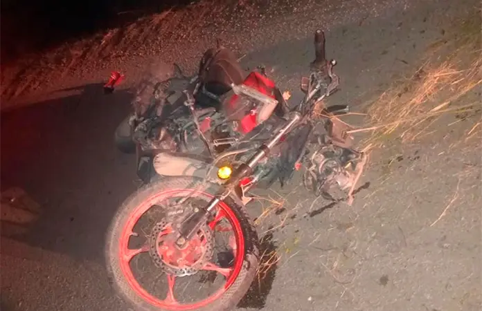 Fallece joven en moto al chocar contra poste