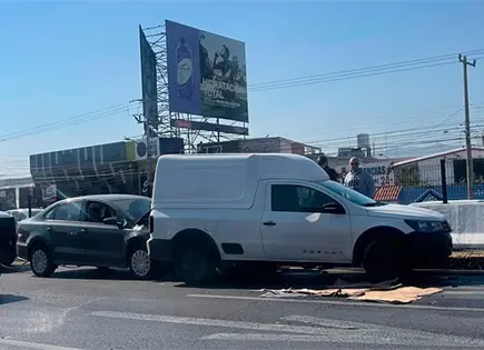Fuertes da&ntilde;os, en accidente de avenida Salvador Nava