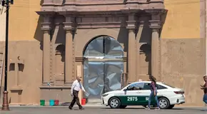 Fotos | Gobierno, Iglesia y UASLP acorazan edificios previo al 8M