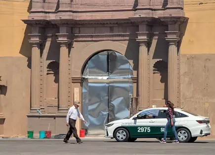 Fotos | Gobierno, Iglesia y UASLP acorazan edificios previo al 8M