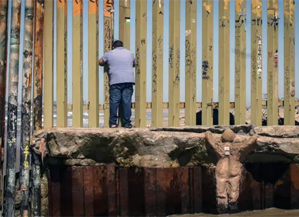 Artistas chicanos crean escultura en muro frontera de Tijuana