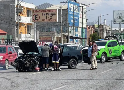 Choque contra muro de contenci&oacute;n en carretera a Rioverde