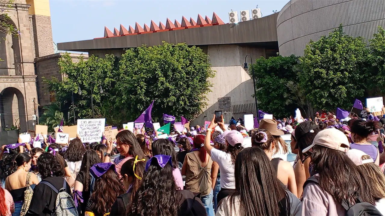 Cientos de mujeres inician movilización