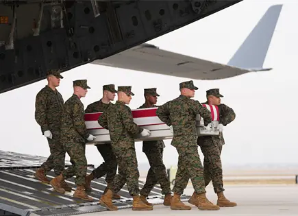 Donald Trump rinde homenaje a seis militares muertos en guerra