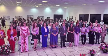 Entregan premio a la mujer del a&ntilde;o