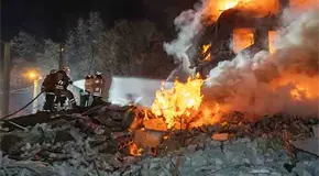 Impacto de misil ruso en Járkiv; 10 muertos