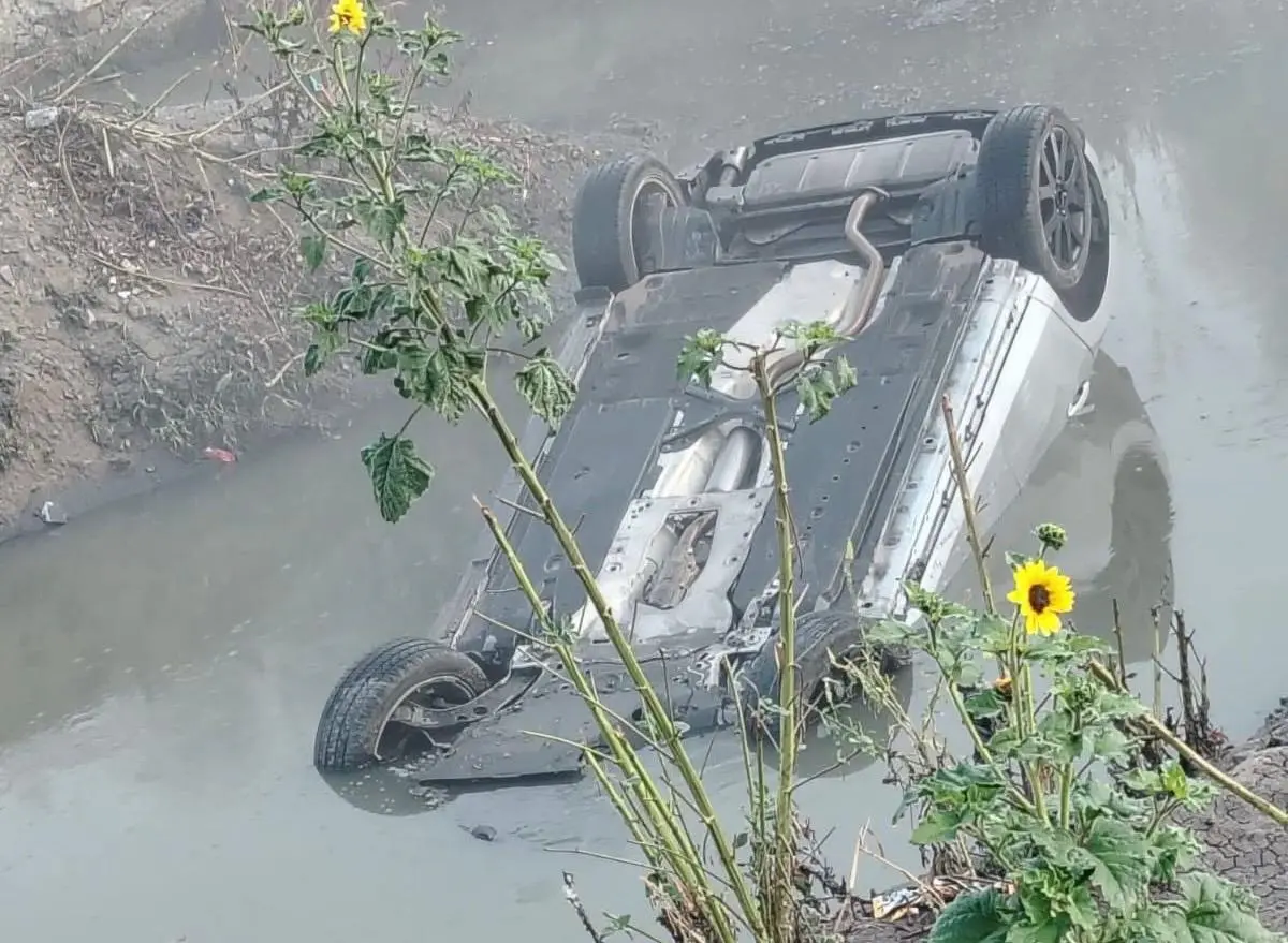 Localizan vehículo volcado con un hombre sin vida en el Río Santiago
