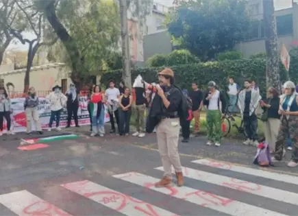 Manifestantes protestan en Embajada de EU por intervenci&oacute;n en Ir&aacute;n