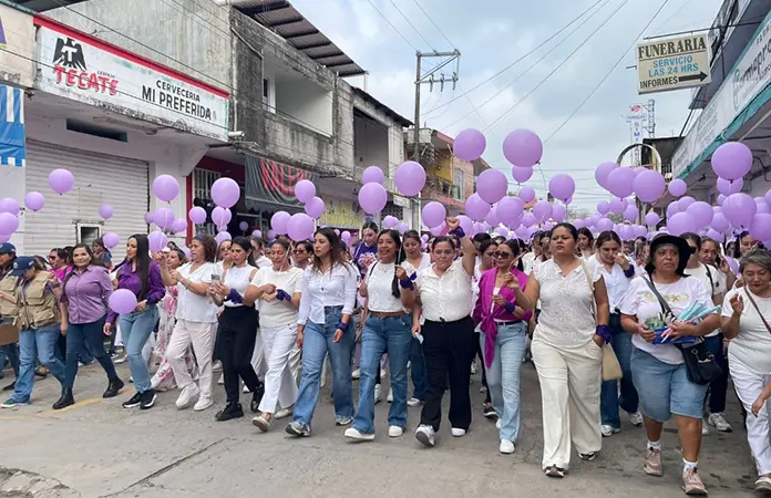 Marcha por la mujer termina con vítores para Senadora