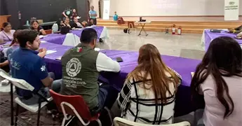 Mujeres realizan taller guardines del riesgo