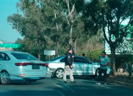 Por alcance, chocan dos  carros en la avenida Salvador Nava