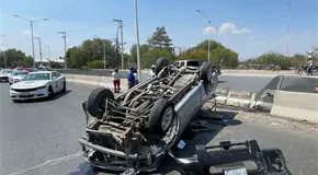 Vuelca camioneta tras choque en Circuito Potosí Vuelca camioneta tras choque en Circuito Potosí