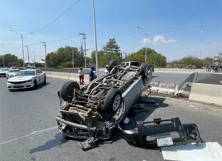 Vuelca camioneta tras choque en Circuito Potos&iacute;
