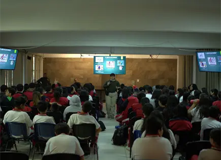 Alertan a alumnos de secundaria sobre riesgos digitales