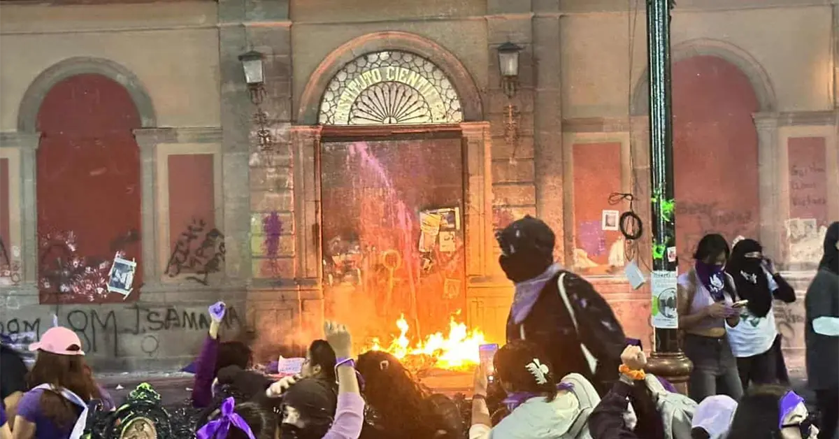 Alrededor de 10 mil mujeres marchan en San Luis Potosí por el 8 de marzo Alrededor de 10 mil mujeres marchan en San Luis Potosí por el 8 de marzo