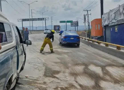 Choque en Perif&eacute;rico provoca derrame de di&eacute;sel
