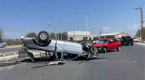 Choque y volcadura deja fuertes da&ntilde;os en Perif&eacute;rico