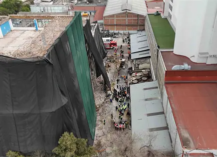 Derrumbe en alcald&iacute;a Cuauht&eacute;moc deja tres personas atrapadas