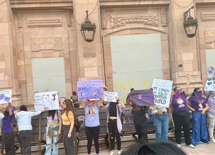Frente a Palacio, altar recuerda a Karla Pontigo y víctimas de feminicidio Frente a Palacio, altar recuerda a Karla Pontigo y víctimas de feminicidio