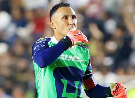 Keylor Navas se despide de Efraín Juárez Keylor Navas se despide de Efraín Juárez