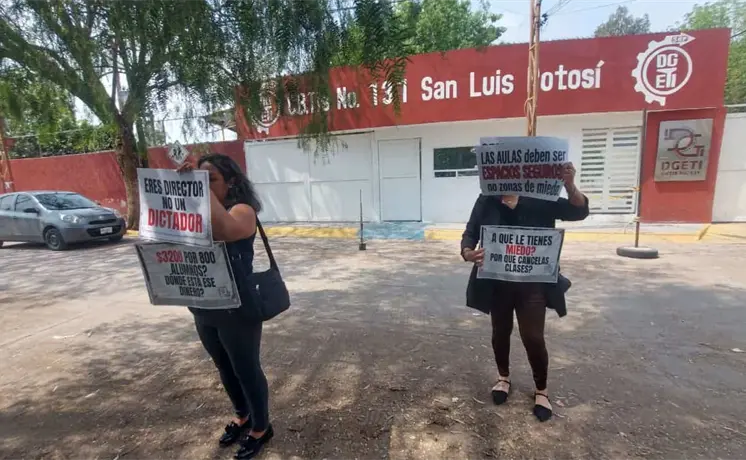 Madres protestan en CBTIS 131 por irregularidades y abusos